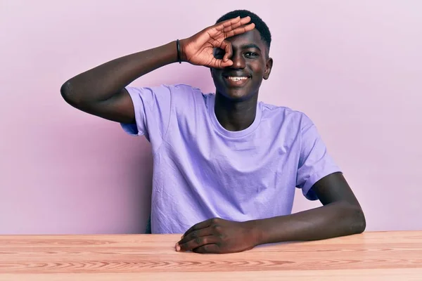 Νεαρός Αφροαμερικάνος Που Φοράει Καθημερινά Ρούχα Κάθεται Στο Τραπέζι Χαμογελώντας — Φωτογραφία Αρχείου