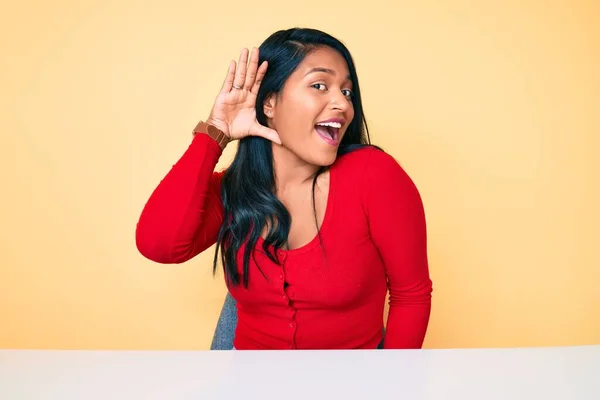 Mooie Latijnse Jonge Vrouw Met Lang Haar Casual Kleding Zittend — Stockfoto