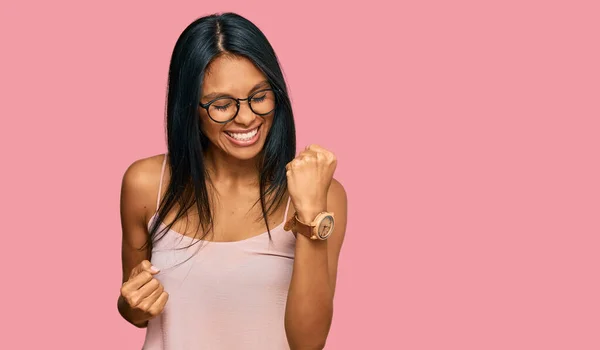 Joven Mujer Afroamericana Vestida Con Ropa Casual Gafas Celebrando Sorprendida —  Fotos de Stock