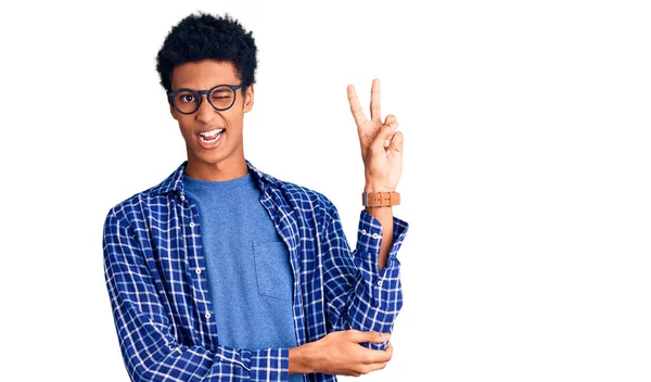 Giovane Uomo Afro Americano Indossa Abiti Casual Occhiali Sorridenti Con — Foto Stock