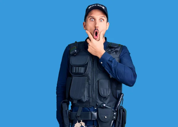 Joven Hombre Guapo Vistiendo Uniforme Policía Que Fascinado Con Incredulidad — Foto de Stock