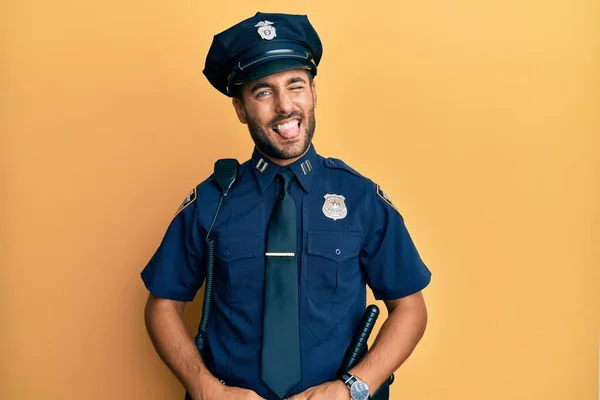 Snygg Latinamerikansk Man Polisuniform Som Sticker Tungan Glad Med Lustiga — Stockfoto