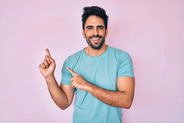 Schöner Hispanischer Mann Mit Bart Lässig Gekleidet Lächelnd Und Mit — Stockfoto