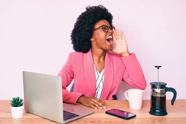 Mujer Afroamericana Joven Que Trabaja Escritorio Usando Computadora Portátil Gritando —  Fotos de Stock