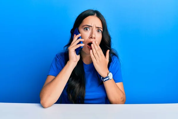 Schöne Brünette Junge Frau Die Sich Auf Dem Smartphone Unterhält — Stockfoto