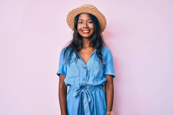 Menina Indiana Jovem Usando Chapéu Verão Com Sorriso Feliz Legal — Fotografia de Stock