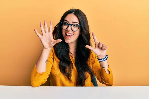 Vacker Brunett Ung Kvinna Bär Glasögon Och Casual Kläder Sitter — Stockfoto