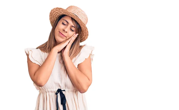 Joven Hermosa Mujer Con Sombrero Verano Camiseta Durmiendo Cansada Soñando — Foto de Stock