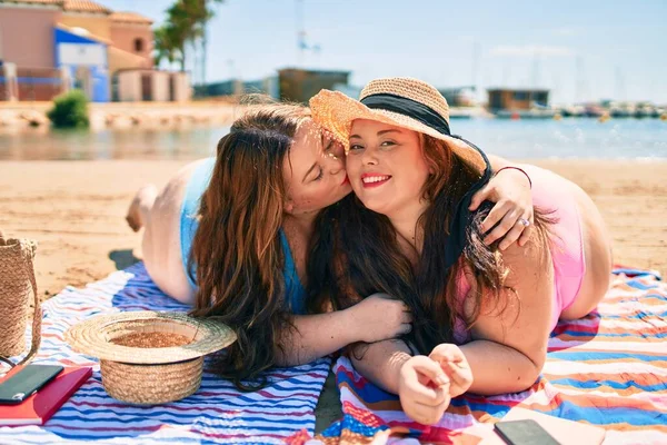 2プラスサイズ太りすぎ姉妹双子女性リラックスした上にタオルでビーチで夏休み — ストック写真