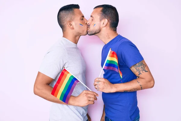Unga Par Homosexuella Män Tillsammans Förälskade Håller Homosexuell Stolthet Färgglada — Stockfoto