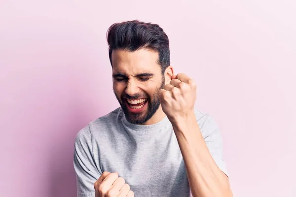 Jovem Homem Bonito Com Barba Vestindo Camiseta Casual Comemorando Surpreso — Fotografia de Stock