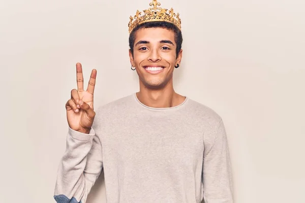 Ung Afrikansk Amercian Man Bär Prins Krona Leende Med Glada — Stockfoto