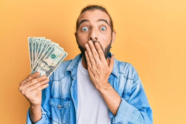 Homem Atraente Com Cabelos Longos Barba Segurando Notas Dólares Cobrindo — Fotografia de Stock