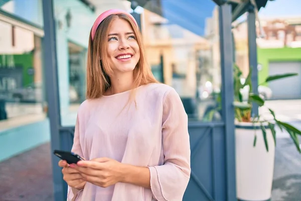 Jovem Caucasiana Sorrindo Feliz Usando Smartphone Cidade — Fotografia de Stock