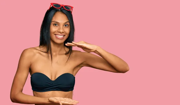 Jonge Afro Amerikaanse Vrouw Draagt Bikini Gebaren Met Grote Grote — Stockfoto
