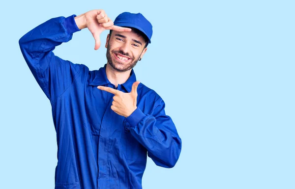 Jovem Hispânico Vestindo Uniforme Pintor Sorrindo Fazendo Moldura Com Mãos — Fotografia de Stock
