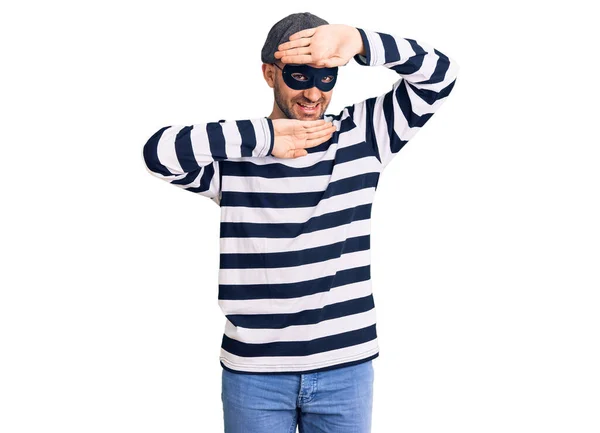 Hırsız Maskesi Takan Neşeli Bir Şekilde Gülümseyen Elleri Havada Dikizleyerek — Stok fotoğraf