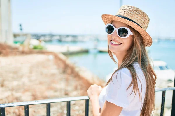 Giovane Donna Bionda Vacanza Sorridente Felice Appoggiata Sulla Balaustra Strada — Foto Stock