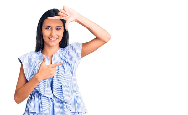 Menina Latina Bonita Nova Vestindo Roupas Casuais Sorrindo Fazendo Moldura — Fotografia de Stock