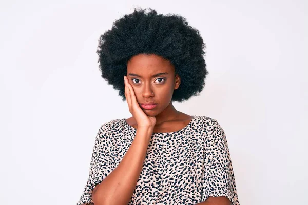 年轻的非洲裔美国女人穿着休闲装 看起来疲惫不堪 对交叉双臂的忧郁症感到厌烦 — 图库照片