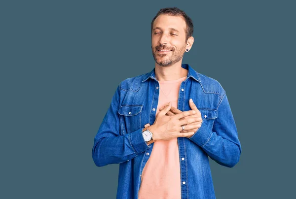 Homem Bonito Jovem Vestindo Roupas Casuais Sorrindo Com Mãos Peito — Fotografia de Stock