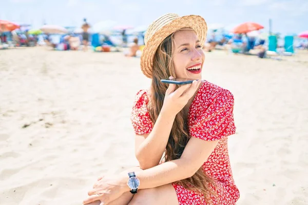 Junge Blonde Frau Urlaub Smartphone Gespräch Strand — Stockfoto