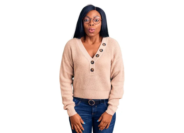 Jeune Femme Afro Américaine Portant Des Vêtements Décontractés Effrayés Étonnés — Photo