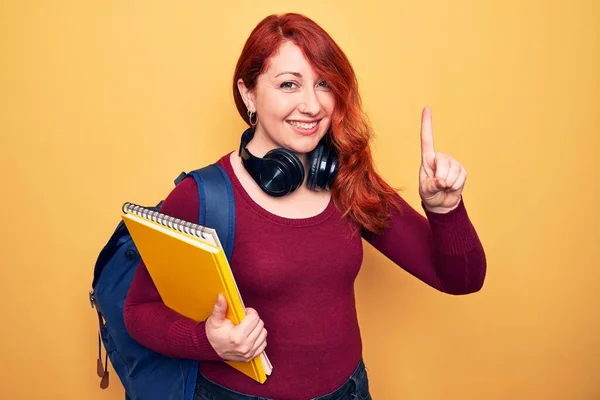 Junge Schöne Rothaarige Studentin Mit Rucksack Und Kopfhörer Die Ein — Stockfoto