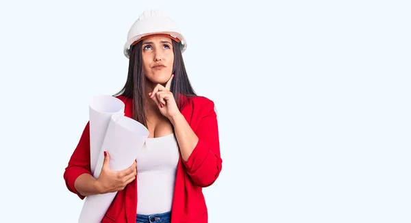 Jong Mooi Brunette Vrouw Dragen Hardhat Holding Architect Blauwdruk Serieus — Stockfoto