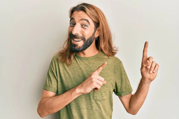 Hombre Atractivo Con Pelo Largo Barba Con Ropa Casual Sonriendo —  Fotos de Stock