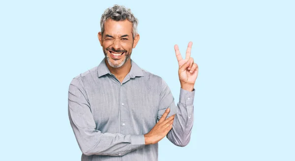 Homem Cabelos Grisalhos Meia Idade Vestindo Roupas Casuais Sorrindo Com — Fotografia de Stock