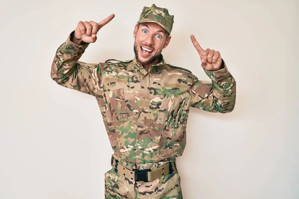 Юный Кавказский Мужчина Камуфляжной Армейской Униформе Улыбаясь Удивлённый Удивлённый Показывая — стоковое фото