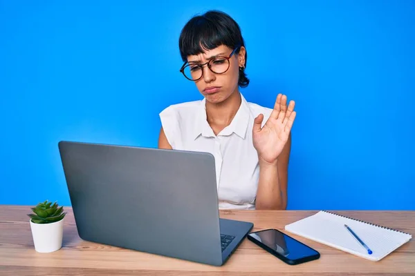 Bella Donna Bruna Che Lavora Ufficio Facendo Videochiamate Depresse Preoccupa — Foto Stock