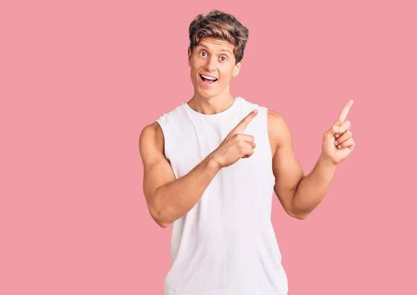 Jovem Homem Bonito Vestindo Camiseta Sem Mangas Sorrindo Olhando Para — Fotografia de Stock