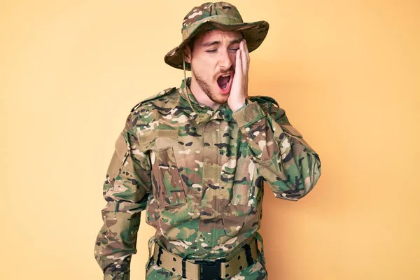 Jovem Caucasiano Vestindo Uniforme Exército Camuflagem Bocejando Cansado Cobrindo Metade — Fotografia de Stock