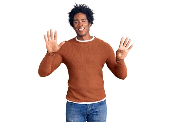 英俊的非洲裔美国男人 留着黑发 穿着休闲装 用9号手指指尖 面带微笑 自信而快乐 — 图库照片