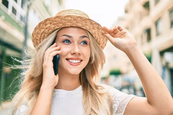 코카서스 관광객 소녀는 도시의 거리에서 스마트폰으로 행복하게 이야기하면서 — 스톡 사진