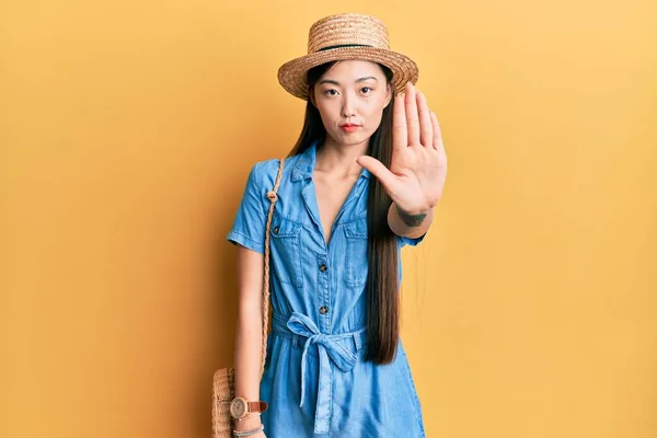Junge Chinesin Mit Sommermütze Singt Nicht Mehr Mit Der Hand — Stockfoto