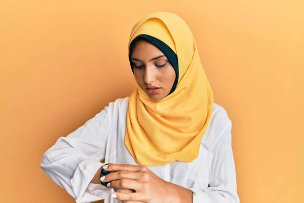 Νεαρή Μελαχρινή Αραβίδα Γυναίκα Φορώντας Παραδοσιακή Ισλαμική Μαντίλα Μαντίλα Ελέγχοντας — Φωτογραφία Αρχείου