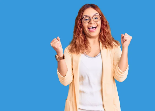 Mujer Latina Joven Vestida Con Ropa Negocios Celebrando Sorprendida Sorprendida — Foto de Stock