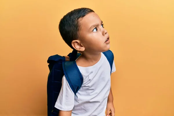 Bedårande Latin Barn Med Allvarliga Uttryck Bär Student Ryggsäck Över — Stockfoto