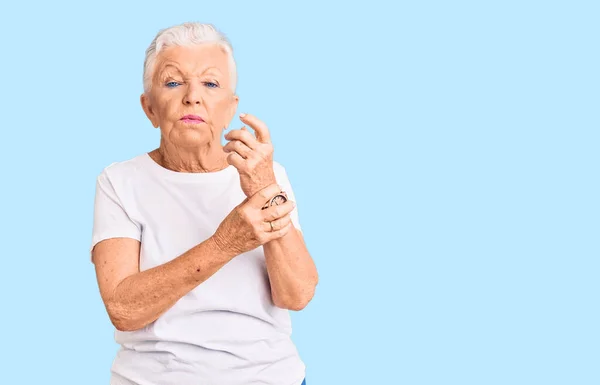 Senior Hermosa Mujer Con Ojos Azules Pelo Gris Con Camiseta —  Fotos de Stock