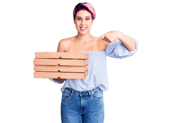 Ung Vacker Kvinna Med Rosa Hår Håller Leverans Pizza Box — Stockfoto