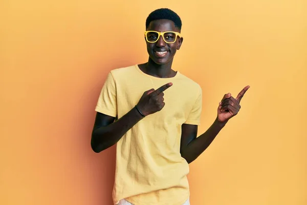 Joven Afroamericano Vestido Con Ropa Casual Gafas Sonriendo Mirando Cámara — Foto de Stock