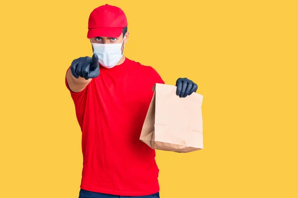 Jovem Hispânico Entregando Comida Usando Máscara Segurança Covid Segurando Saco — Fotografia de Stock