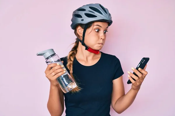 Bisiklet Kaskı Takan Güzel Beyaz Kadın Komik Suratlı Akıllı Telefon — Stok fotoğraf