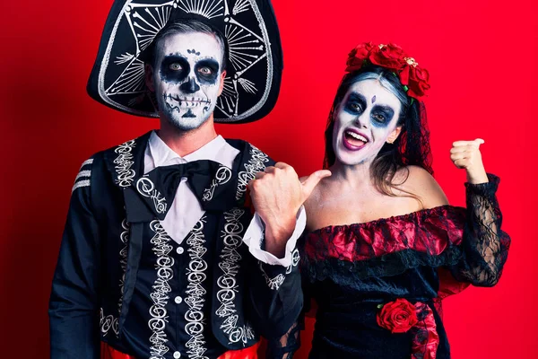 Meksika Ölü Kostümünü Giymiş Genç Bir Çift Kırmızı Üzerine Gülümseyen — Stok fotoğraf