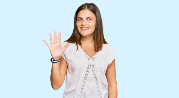 Jonge Kaukasische Vrouw Dragen Casual Kleding Tonen Wijzen Met Vingers — Stockfoto