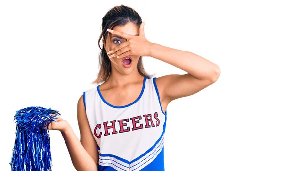 Ung Vacker Kvinna Bär Cheerleader Uniform Kika Chock Täcker Ansikte — Stockfoto