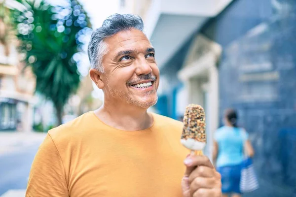 Středního Věku Šedovlasý Muž Usmívá Šťastný Jíst Zmrzlinu Ulici Města — Stock fotografie